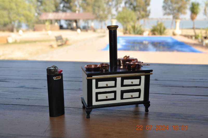 Dolls House Cooker With Pots And Pans