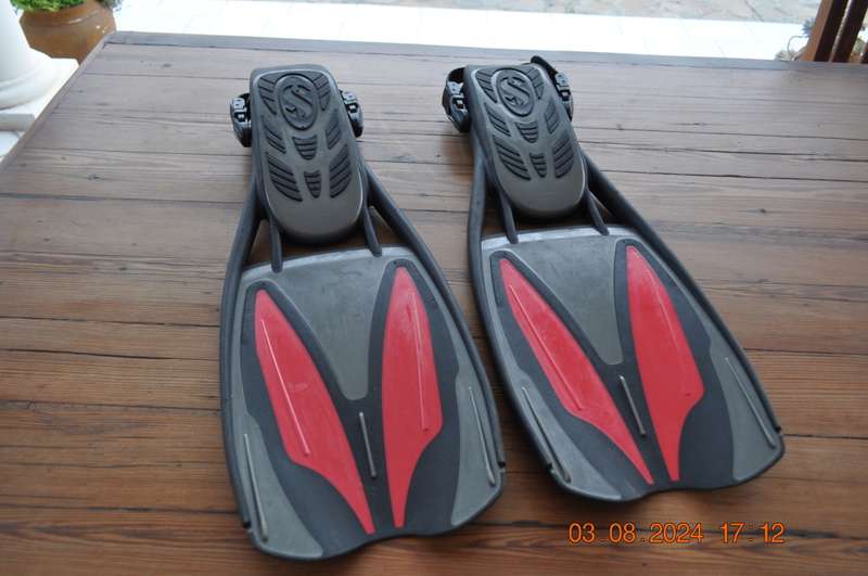 Scubapro Jet Sport Fins Size Large With Adjustable Straps