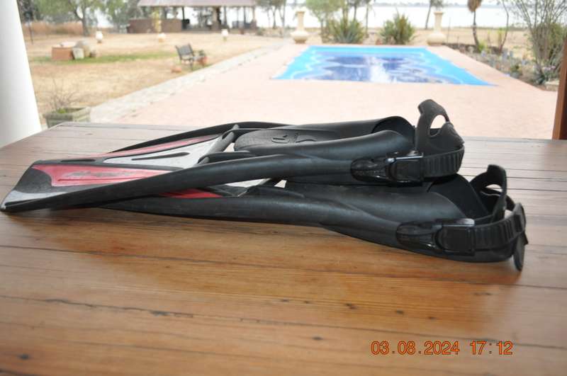 Scubapro Jet Sport Fins Size Large With Adjustable Straps