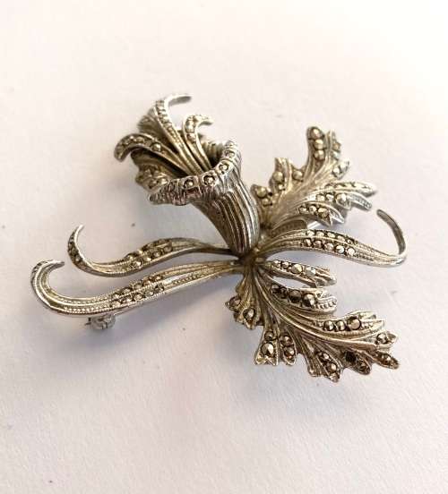 Brooch - 925 Silver Stamped Marcasite Trumpet Vine Flower Surrounded By Leaves #ML1672
