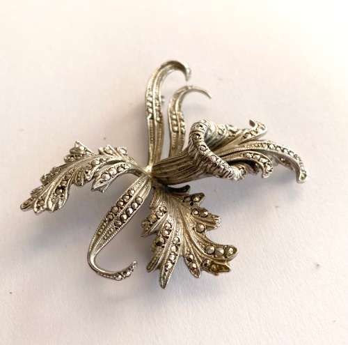 Brooch - 925 Silver Stamped Marcasite Trumpet Vine Flower Surrounded By Leaves #ML1672