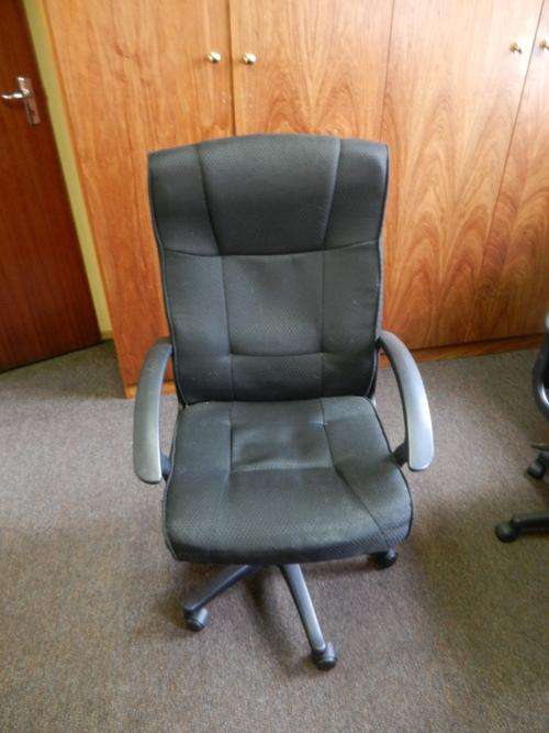 SWIVEL OFFICE CHAIR