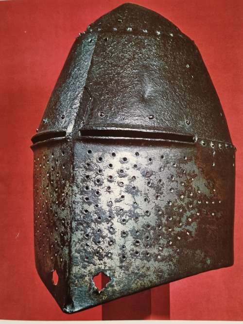 ARMS AND ARMOUR  -  ( 130 illustrations in colour and black and white )