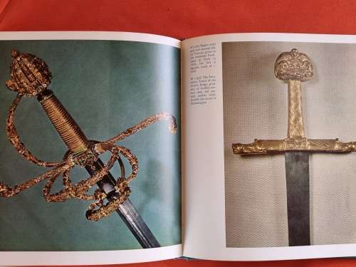 ARMS AND ARMOUR  -  ( 130 illustrations in colour and black and white )