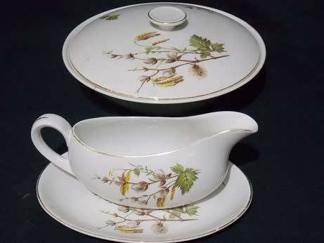 Beautiful Ridgway Server and Sauce Boat