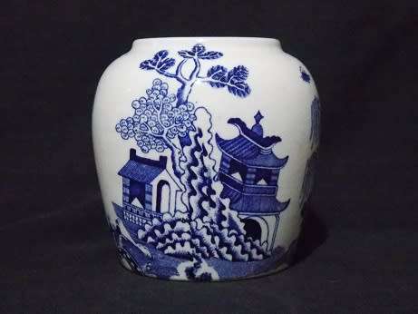 Stunning Porcelain Jar from Mason`s England