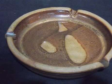 `The Potter`Interesting Ostrich Foot Print Pottery Ashtray