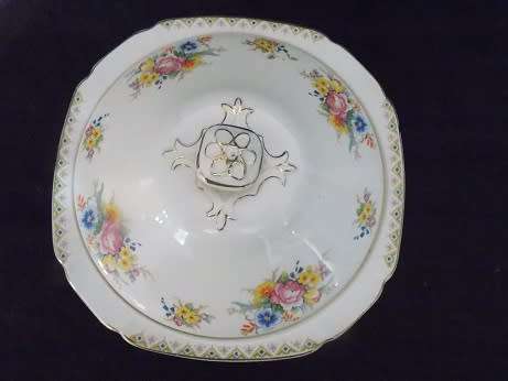 Beautiful John Maddock and Sons Ivory ware Collection Casserole with Lid