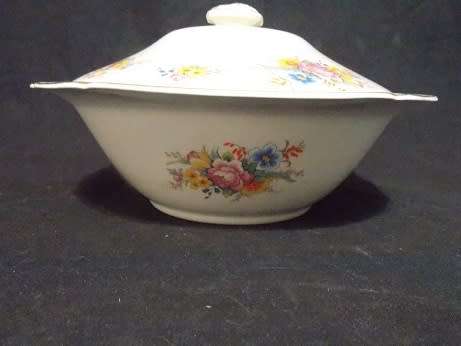 Beautiful John Maddock and Sons Ivory ware Collection Casserole with Lid