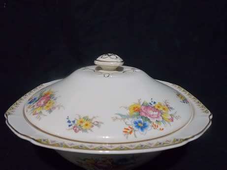Beautiful John Maddock and Sons Ivory ware Collection Casserole with Lid