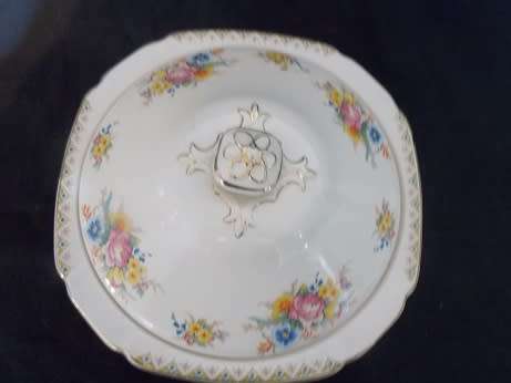 Beautiful John Maddock and Sons Ivory ware Collection Casserole with Lid