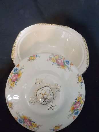 Beautiful John Maddock and Sons Ivory ware Collection Casserole with Lid