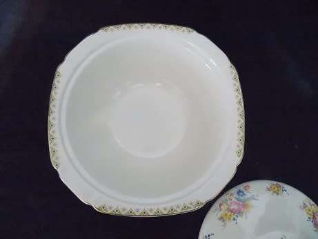 Beautiful John Maddock and Sons Ivory ware Collection Casserole with Lid