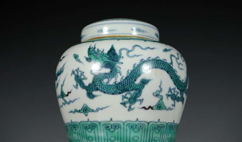 Chinese Contending colours Auspicious Cloud Dragon Pattern signed Jar(1875-1912).