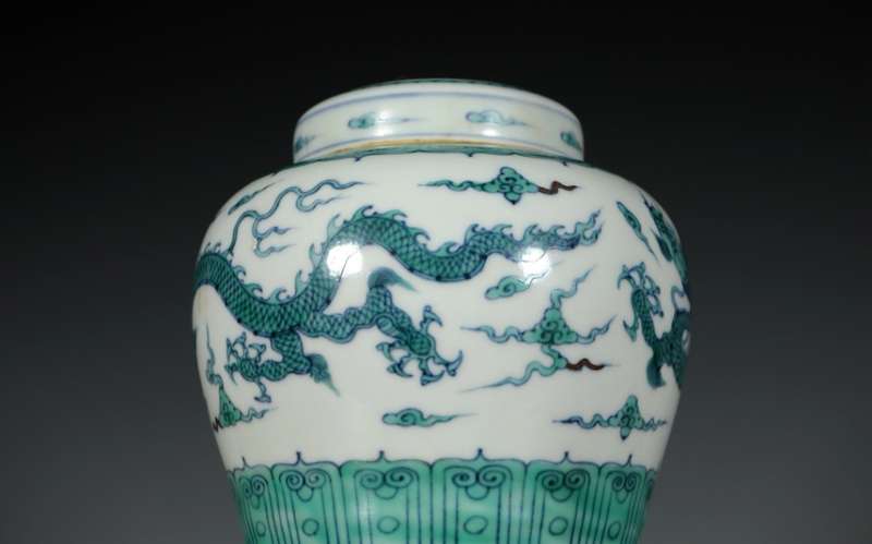 Chinese Contending colours Auspicious Cloud Dragon Pattern signed Jar(1875-1912).