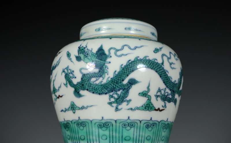 Chinese Contending colours Auspicious Cloud Dragon Pattern signed Jar(1875-1912).