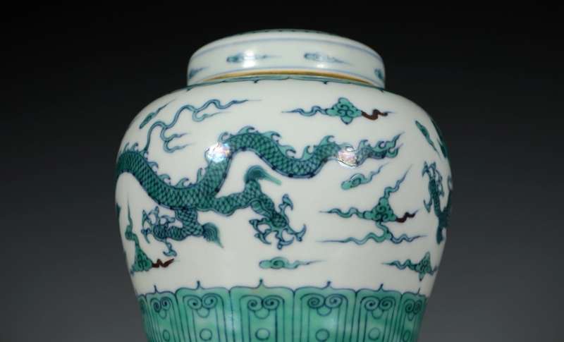 Chinese Contending colours Auspicious Cloud Dragon Pattern signed Jar(1875-1912).