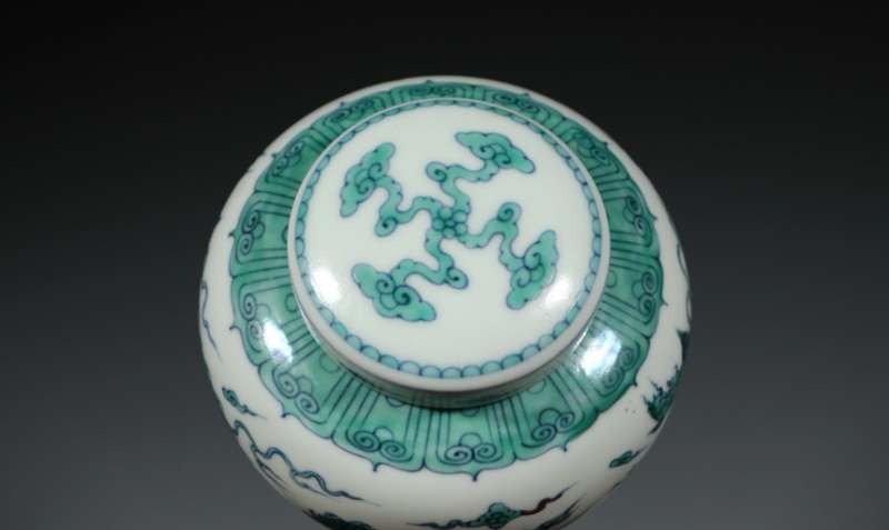 Chinese Contending colours Auspicious Cloud Dragon Pattern signed Jar(1875-1912).