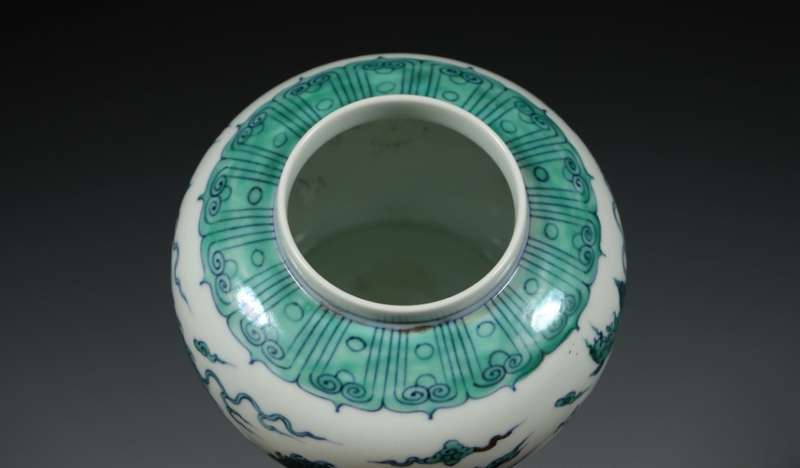 Chinese Contending colours Auspicious Cloud Dragon Pattern signed Jar(1875-1912).
