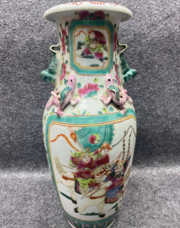 Antique decorated Chinese vase of the TONGZHI(1862-1875) era