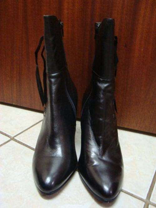 STUNNING BLACK GENUINE LEATHER KITTEN HEEL BOOTS