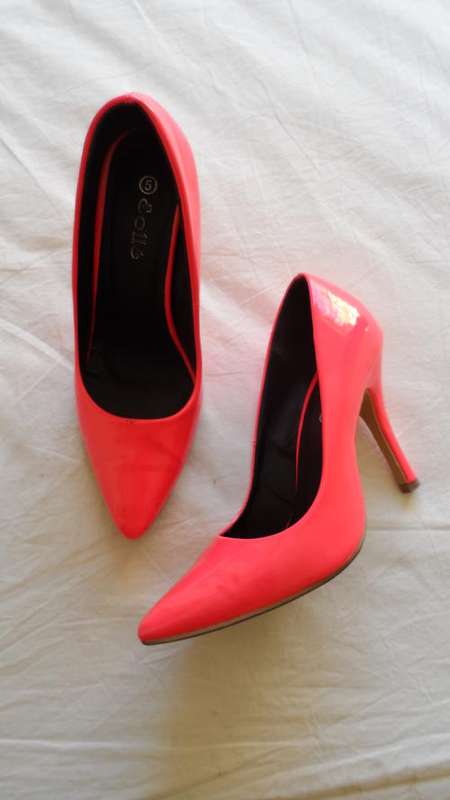 GORGEOUS LUMO PINK HEELS