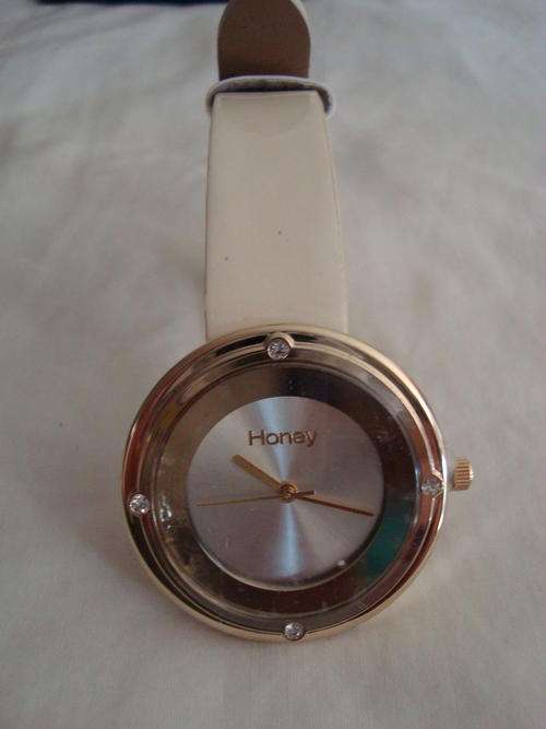 BRACELET STYLE WATCH WITH CLEAR GLASS CRYSTAL!