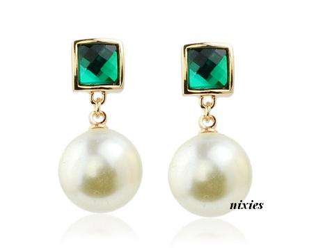 ATTRACTIVE PEARL & EMERALD SWAROVSKI STUDS