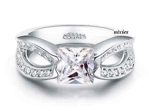 **JUST ARRIVED** SPARKLING 0.75CT PRINCESS CUT DIAMOND CZ RING - SIZE 6(M)