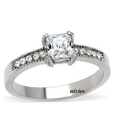 **NEW** DAZZLING SIMULATED PRINCESS CUT DIAMOND RING - SIZE 6(M)
