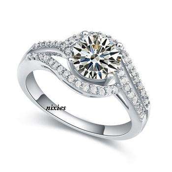 AMAZING WHITE GOLD CR DIAMOND RING - SIZE 8(Q)