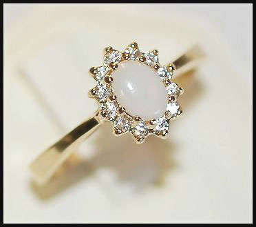 LOVELY OPAL & DIAMOND GOLD RING - SIZE 10