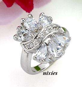 BEAUTIFUL CLUSTER RING IN WHITE GOLD - SIZE 8(Q)