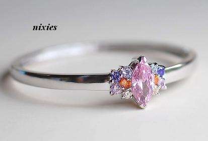 STRIKING MULTI-COLOR WHITE GOLD HINGE BANGLE