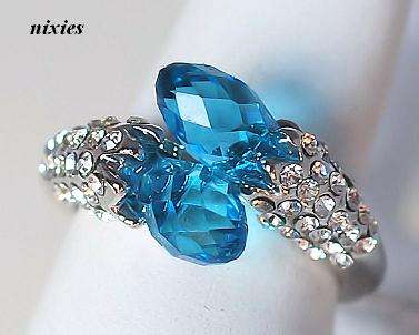 FASHIONABLE WHITE & BLUE TOPAZ CRYSTAL RING  - SIZE 8(Q)