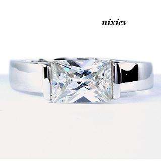 GORGEOUS SOLID SILVER DIAMOND SIMULANT ENGAGEMENT RING - SIZE 6(M)