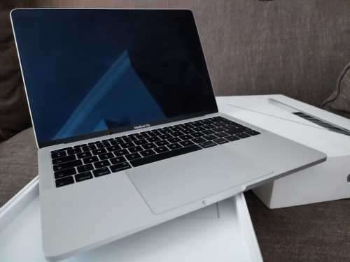 MacBook Pro 13 inch 2017 2.3GHz/8GB Ram/128GB SSD/Read description