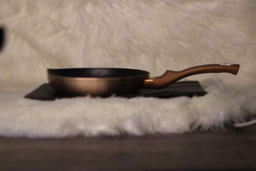 BERLINGER HAUS 24 CM MARBLE COATING FRYPAN - ROSE GOLD(SECOND HAND)(SKEWED A LITTLE)