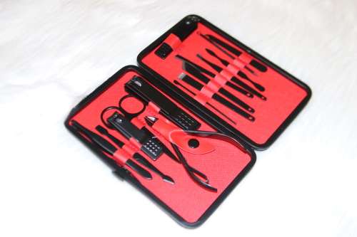 15 Piece Men`s Grooming Kit - Black & Red
