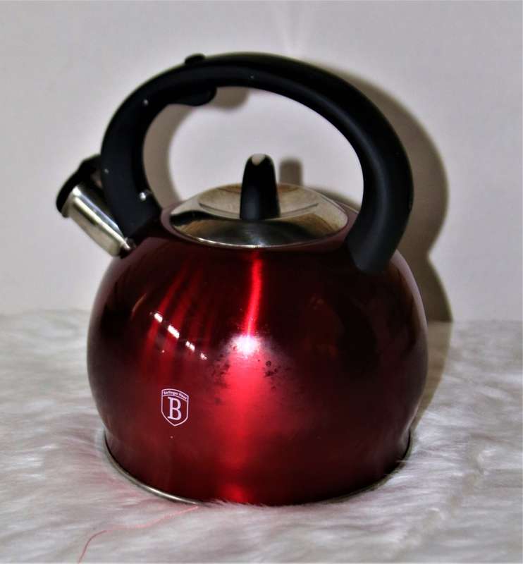 Berlinger Haus 3L Stainless Steel Whistling Kettle - Burgundy Metallic
