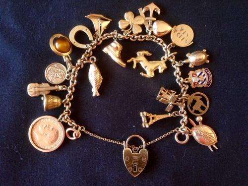 9k Yellow Gold Rolo Bracelet, 19 charms in 9k, 18k & 22k, heart clasp & safety chain, weight 40,9g.