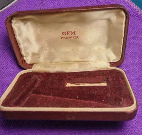 Vintage GEM Micromatic Clog-Pruf razor (USA , Gold-Tone, 1930's)