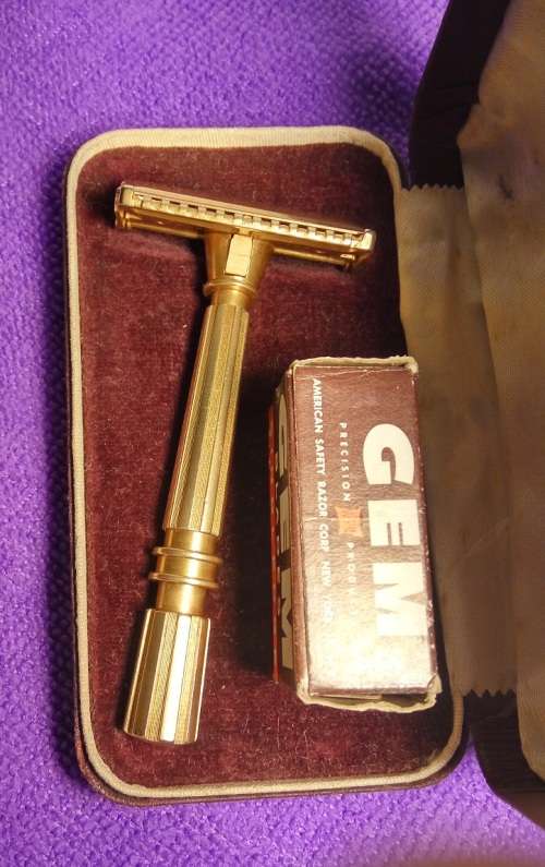 Vintage GEM Micromatic Clog-Pruf razor (USA , Gold-Tone, 1930's)