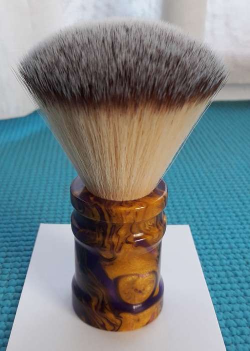 Acrylic Turned Shaving Brush (Gold / Violet, 22mm Plisson Synthetic, Fan)