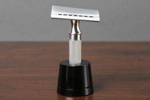 iKon ShaveCraft 102 Slant Safety Razor (+ free stand)