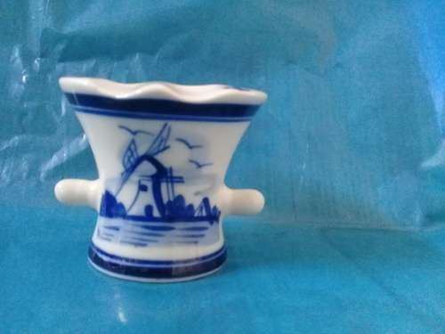 UNUSUALLY SHAPPED DELFT ASHTRAY