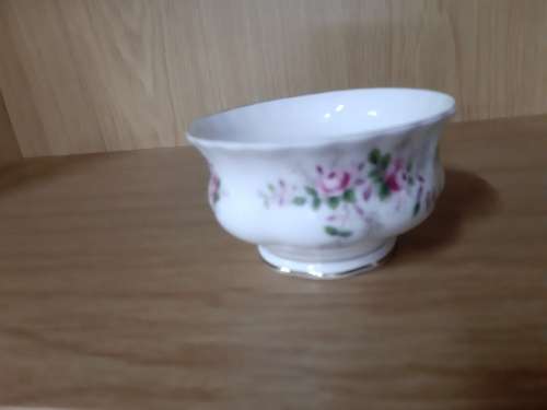 ROYAL ALBERT LAVENDER ROSE SUGAR BOWL