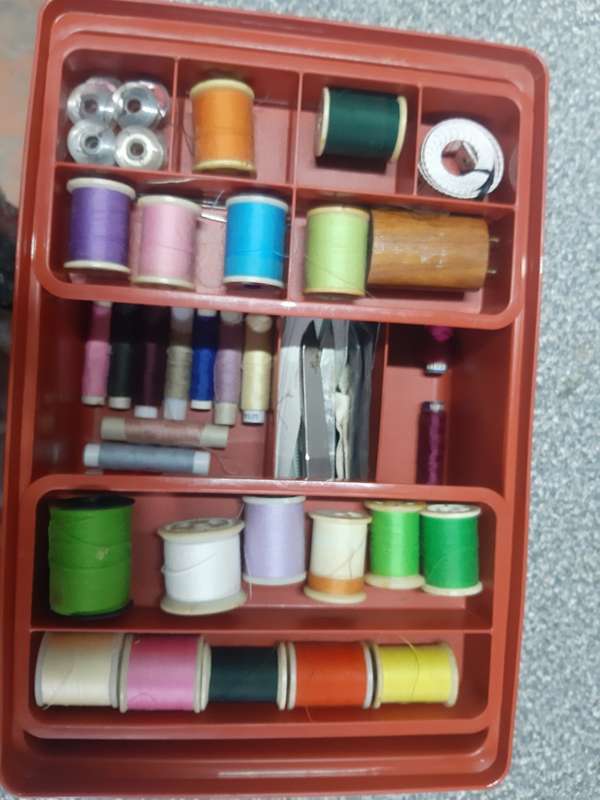 TUPPERWARE SEWING / CRAFT BOX