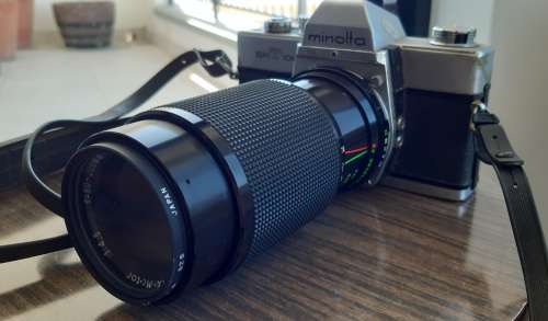 Vintage MINOLTA SRT 1016 Camera with f 80 - 200 mm lens