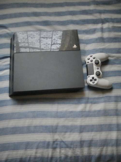 PLAYSTATION 4 (500GB) PLUS 9 GAMES